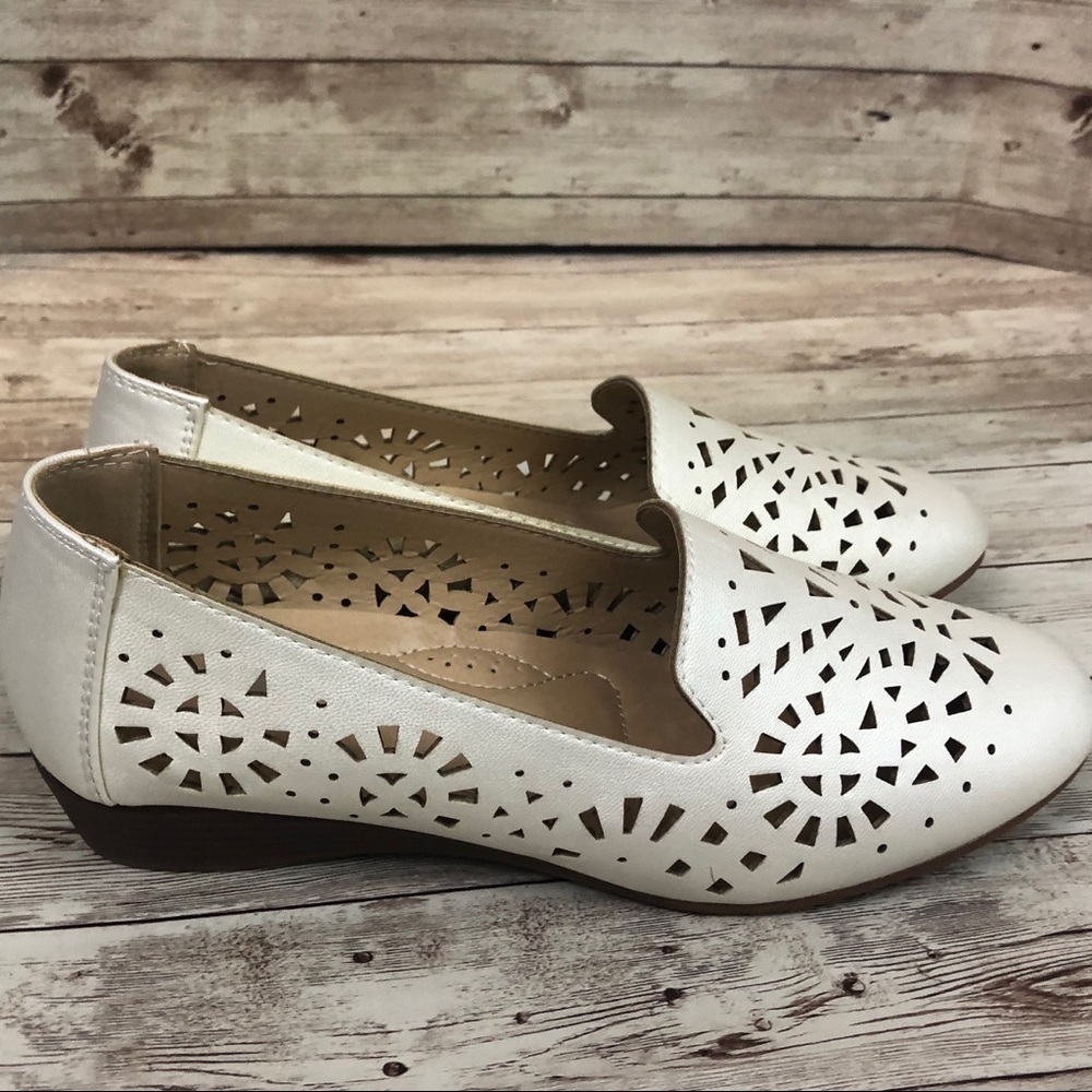 Alia Women's Flats with Cutout Design